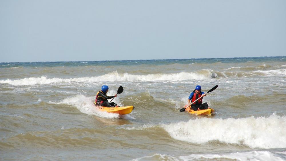 kayak-serfing-v-severnom-more